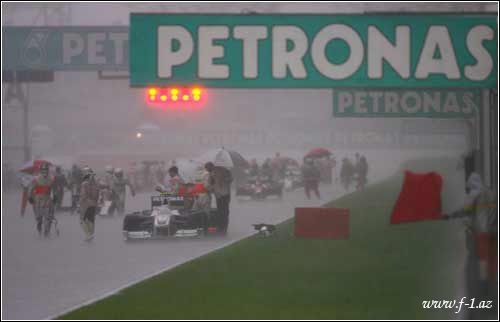 B.Ekklstoun Malayziya Qran Prisinin startını bir saat əvvələ çəki