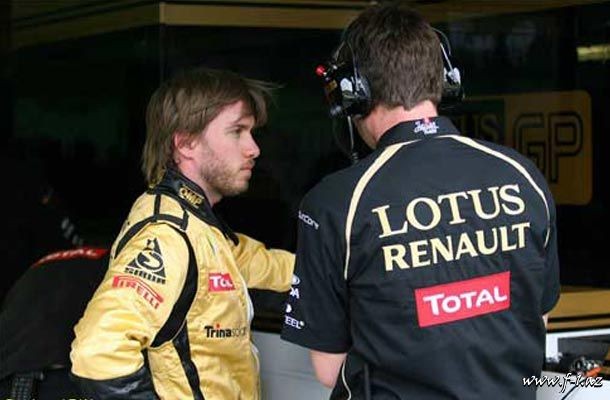 Lotus Renault GP-nin sürücüləri qızıl kombinezonda yarışırlar