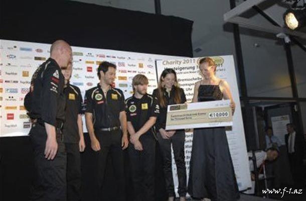 Lotus Renault GP xeyriyyə hərracı keçirib