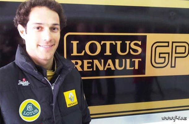 B.Senna Spada Renault R30-un sükanı arxasına oturub
