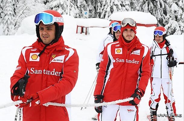 Wrooom-un ikinci günü: Ferrari sürücüləri xizək sürüblər