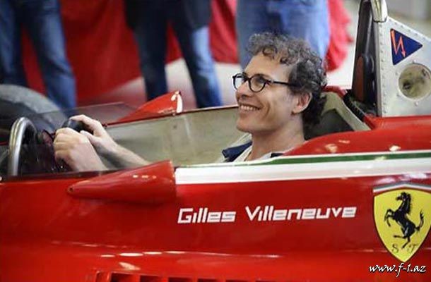 J.Vilnöv Ferrari 312T4-ün sükanı arxasına oturmağa hazırlaşır