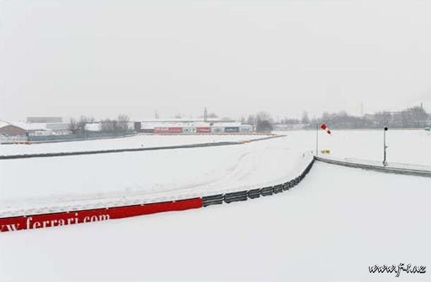 Ferrari yeni maşının təqdimatını təxirə salıb