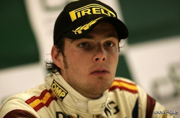 Q.van der Qarde Caterham-in ehtiyat sürücüsüdür Q.van der Qarde Caterham-in ehtiyat sürücüsüdür