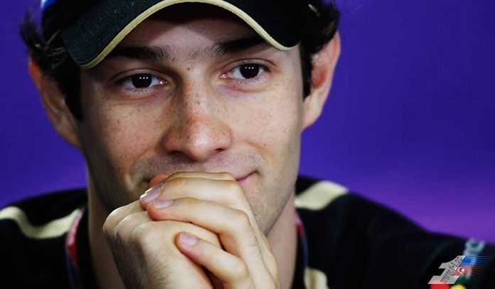 B.Senna Formula1-in paddokuna qayıdır