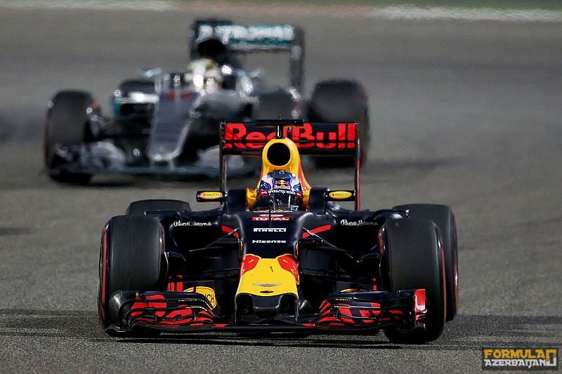 K.Sayns: “Red Bull döngələrdə Mercedes-lə eyni sürətdədir”