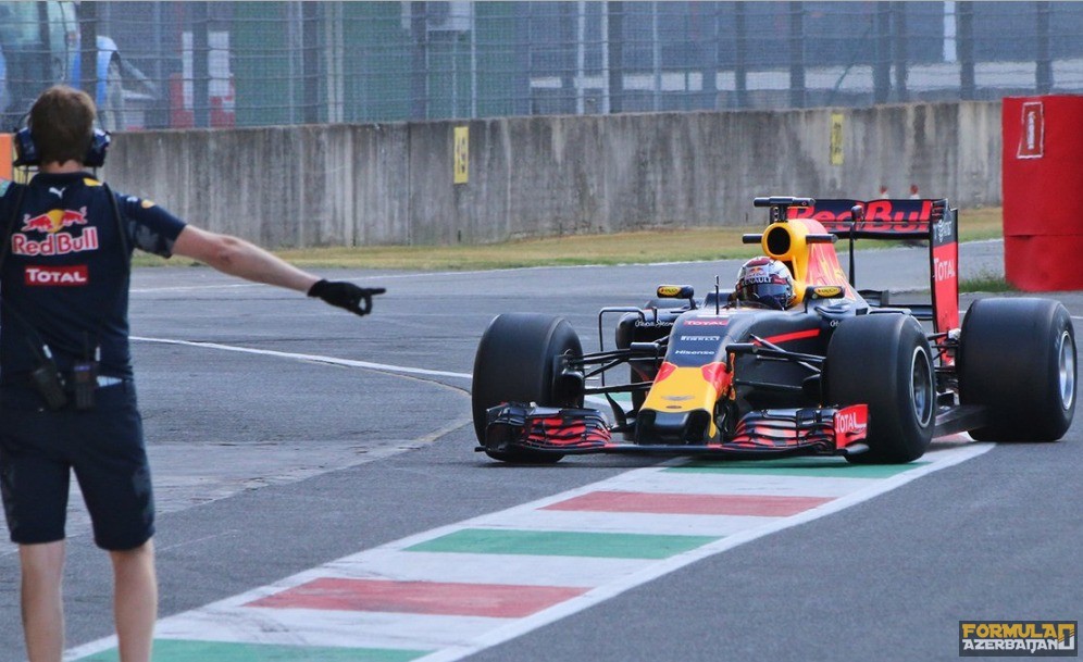 Red Bull da Pirellinin 2017-ci il üçün olan təkərlərini test edib (fotolar)