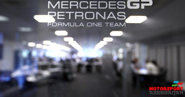 Mercedes yeni maşında mühərriki işə salıb – VİDEO Mercedes yeni maşında mühərriki işə salıb – VİDEO