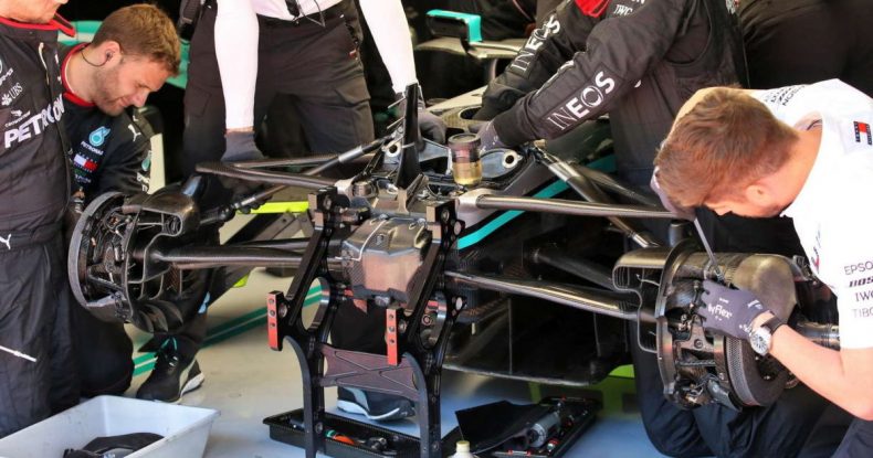 Mercedes: Sükan qaydalara tam uyğundur