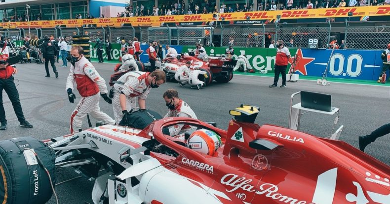 Rəsmən: Rəykkönen və Covinatsi Alfa Romeo-da qaldılar