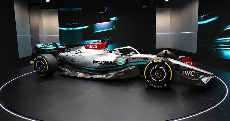 Mercedes W13-ü təqdim edib