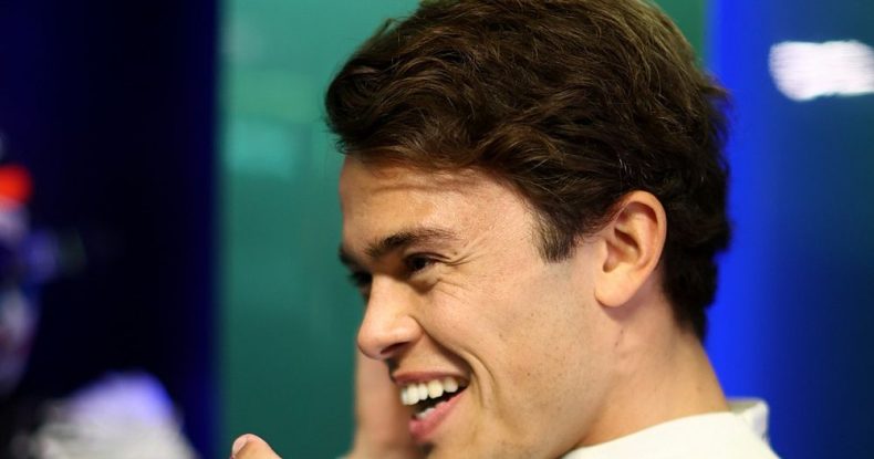 N.de Vriz oturacaq sazlanması edib