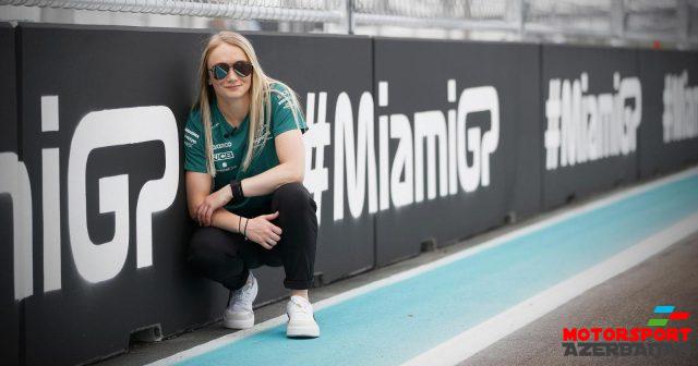 Cessika Houkins Aston Martin-in simulyatorunda Cessika Houkins Aston Martin-in simulyatorunda