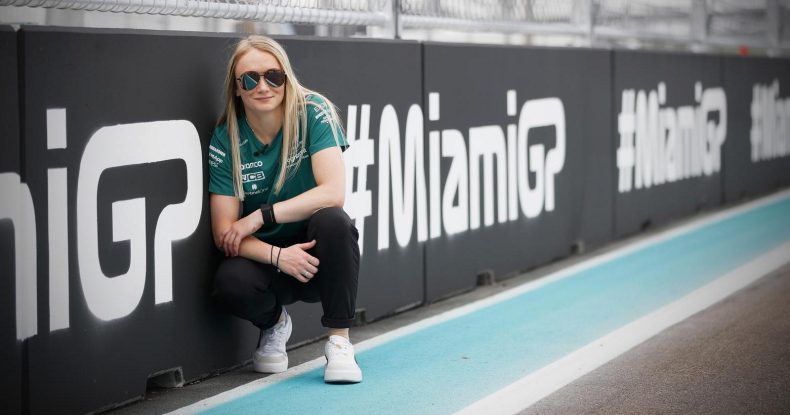 Cessika Houkins Aston Martin-in simulyatorunda