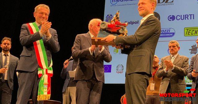 K.Maqnussen Lorenzo Bandini mükafatını alıb K.Maqnussen Lorenzo Bandini mükafatını alıb