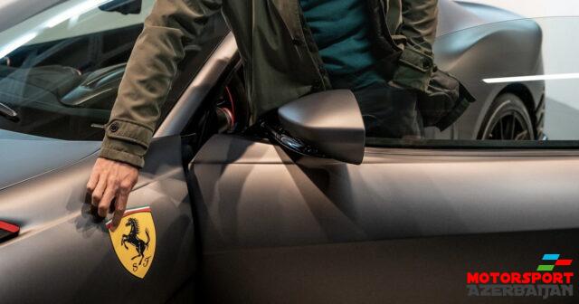 Karlos Sayns öz Ferrari 812-sinin açarlarını alıb Karlos Sayns öz Ferrari 812-sinin açarlarını alıb