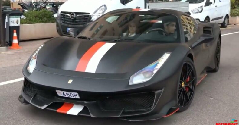 Ş,Lekler niyə qara Ferrari alıb?