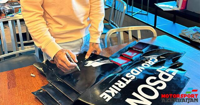 Həmiltonun avtoqrafı ilə maşınının bir detalı hərracda satılacaq Həmiltonun avtoqrafı ilə maşınının bir detalı hərracda satılacaq