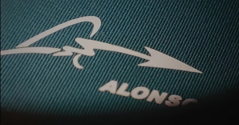 Fernando Alonso Aston Martin-in formasını geyinib