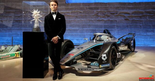 N.de Friz hər şeyin fərqindədir N.de Friz hər şeyin fərqindədir