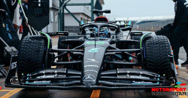 Rassell maşından razı qalıb Rassell maşından razı qalıb