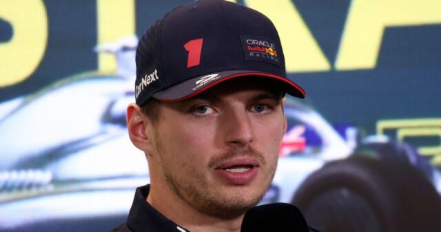 M.Ferstappen Həmiltonla razı deyil M.Ferstappen Həmiltonla razı deyil